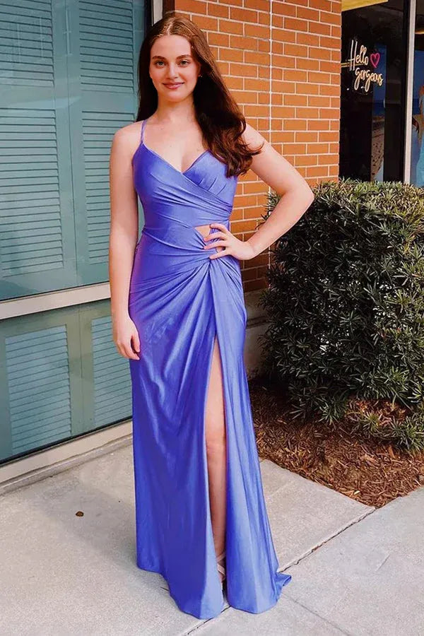 Vestido de fiesta morado con abertura y tirantes finos, estilo corsé en la espalda.